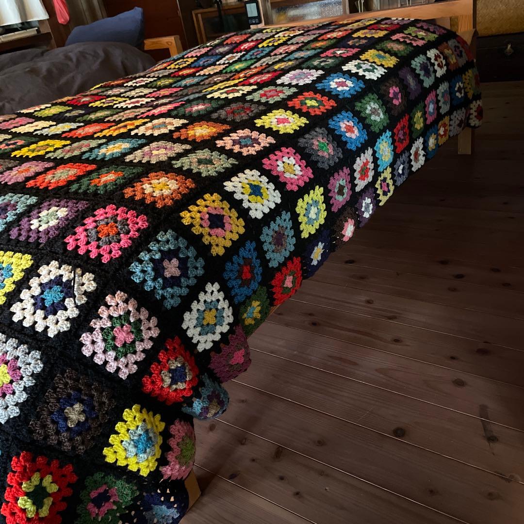 カラフルなモチーフ編み　ベッドカバー