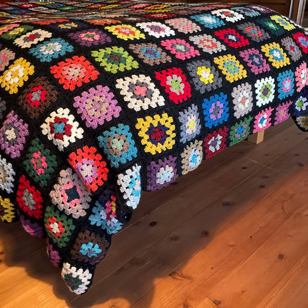 カラフルなモチーフ編み　ベッドカバー