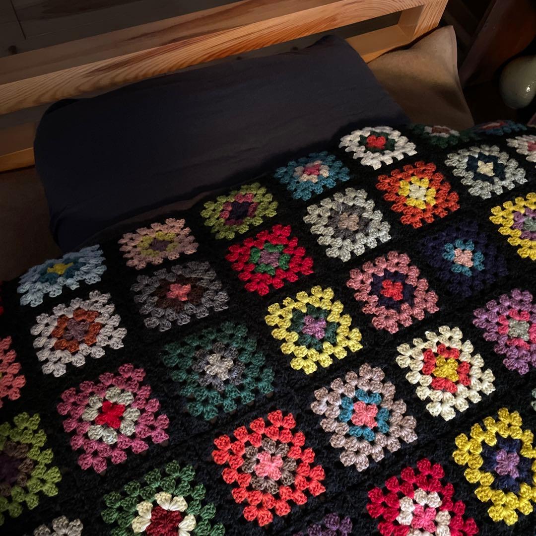 カラフルなモチーフ編み　ベッドカバー