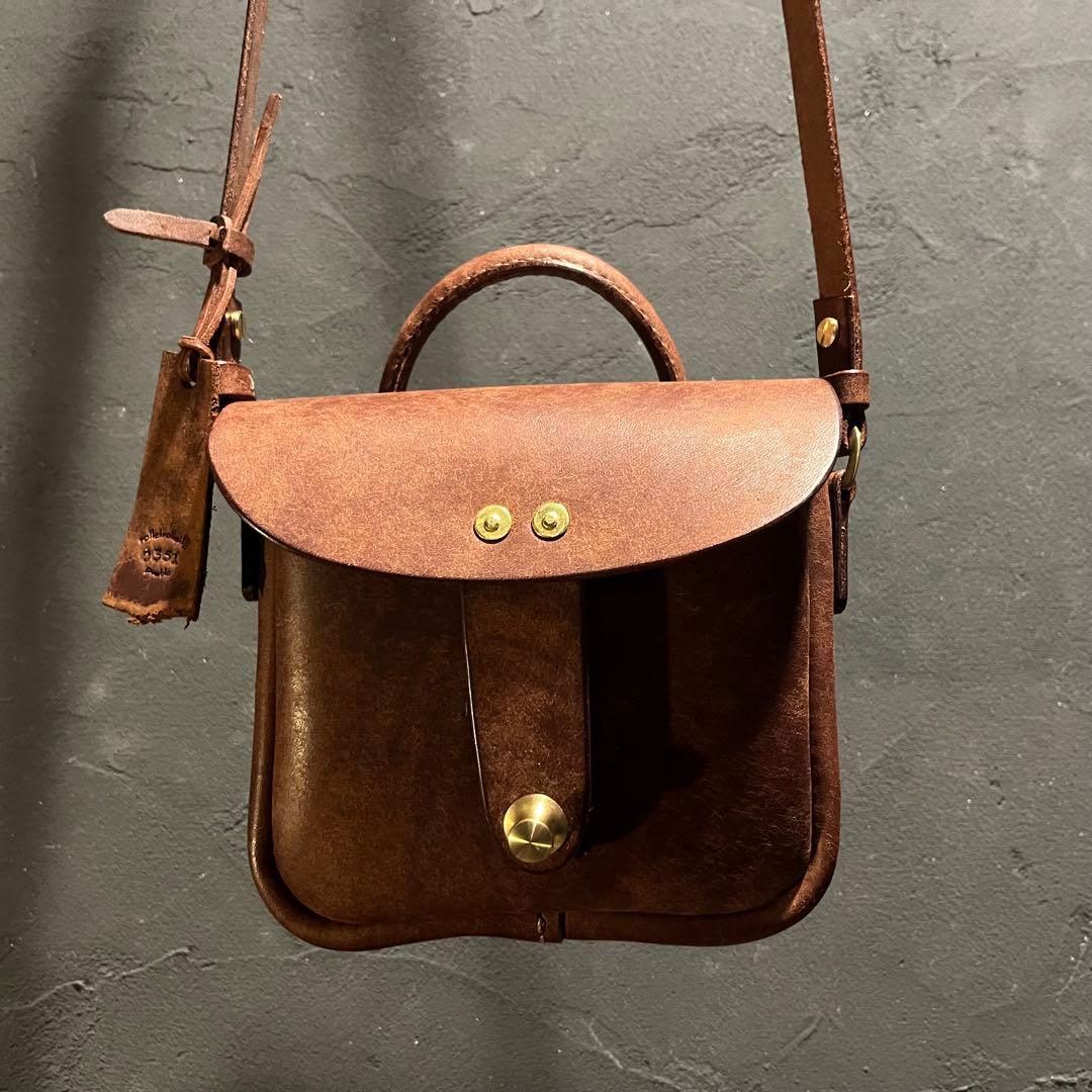 プエプロレザーのポシェット レザーミニバッグ 冬コーデアイテム