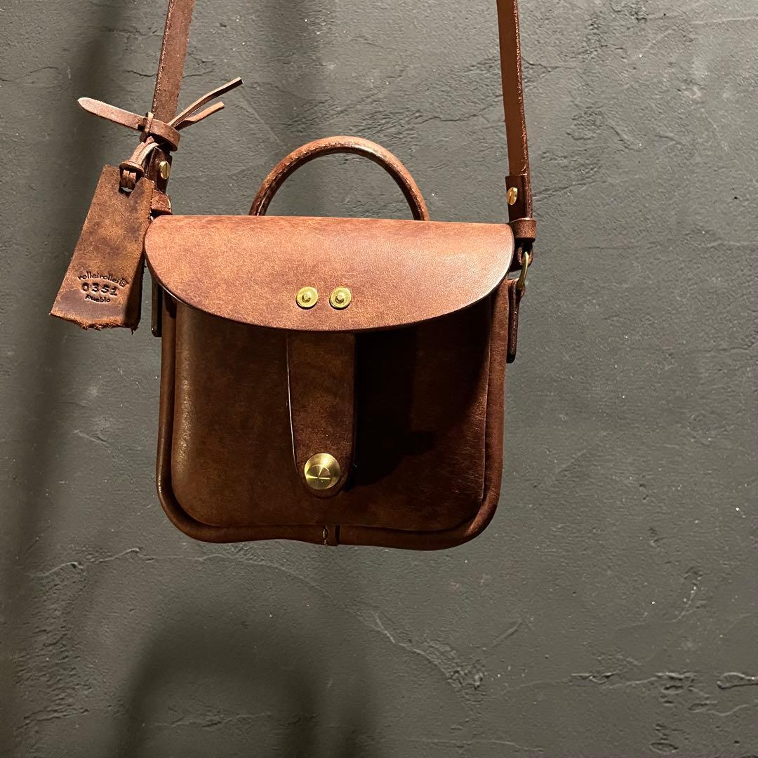 プエプロレザーのポシェット レザーミニバッグ 冬コーデアイテム