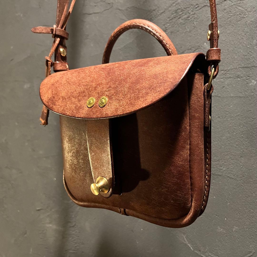 プエプロレザーのポシェット レザーミニバッグ 冬コーデアイテム