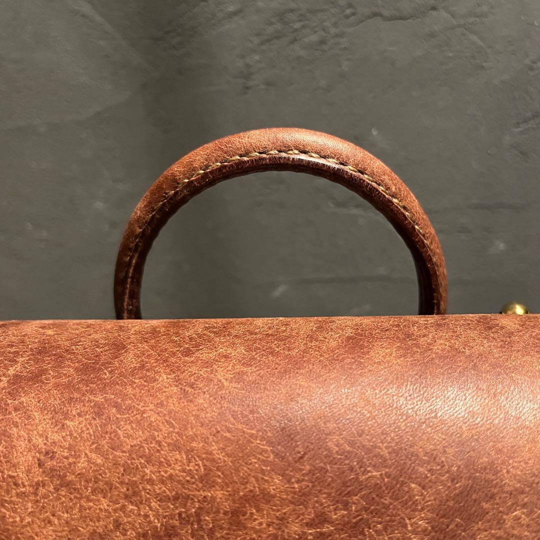 プエプロレザーのポシェット レザーミニバッグ 冬コーデアイテム