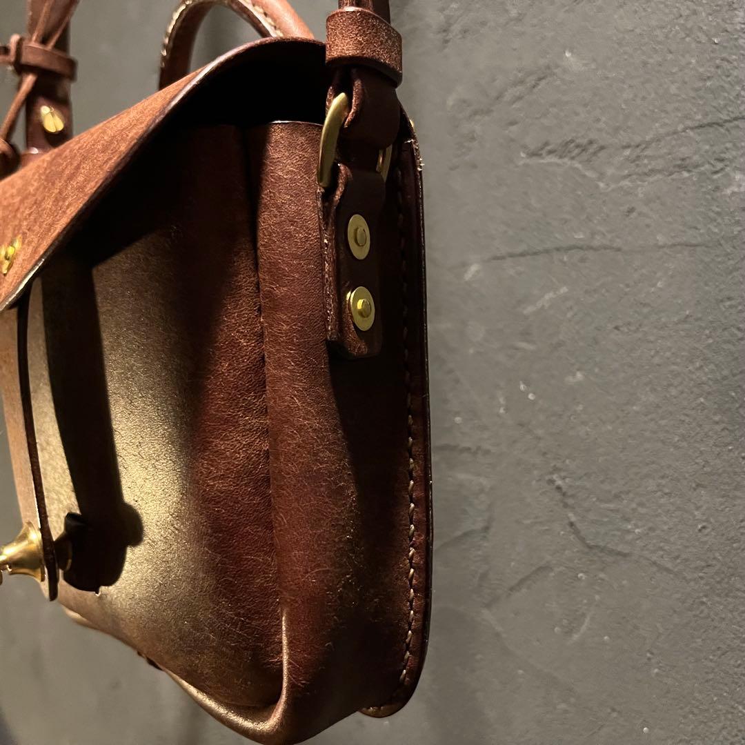 プエプロレザーのポシェット レザーミニバッグ 冬コーデアイテム