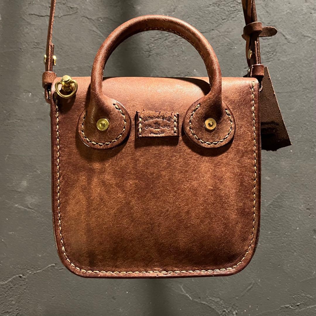 プエプロレザーのポシェット レザーミニバッグ 冬コーデアイテム