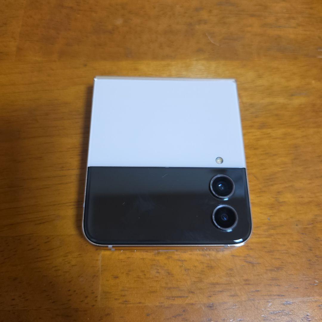 GALAXY ZFlip4 折りたたみ式スマートフォン ホワイト/ブラック