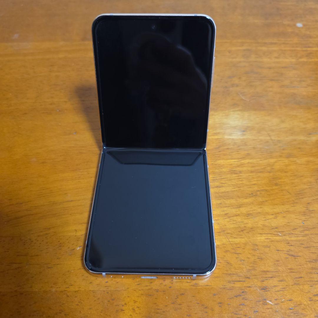 GALAXY ZFlip4 折りたたみ式スマートフォン ホワイト/ブラック