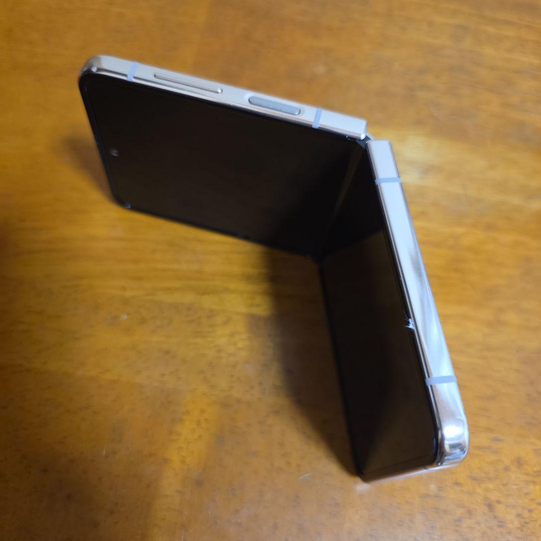 GALAXY ZFlip4 折りたたみ式スマートフォン ホワイト/ブラック