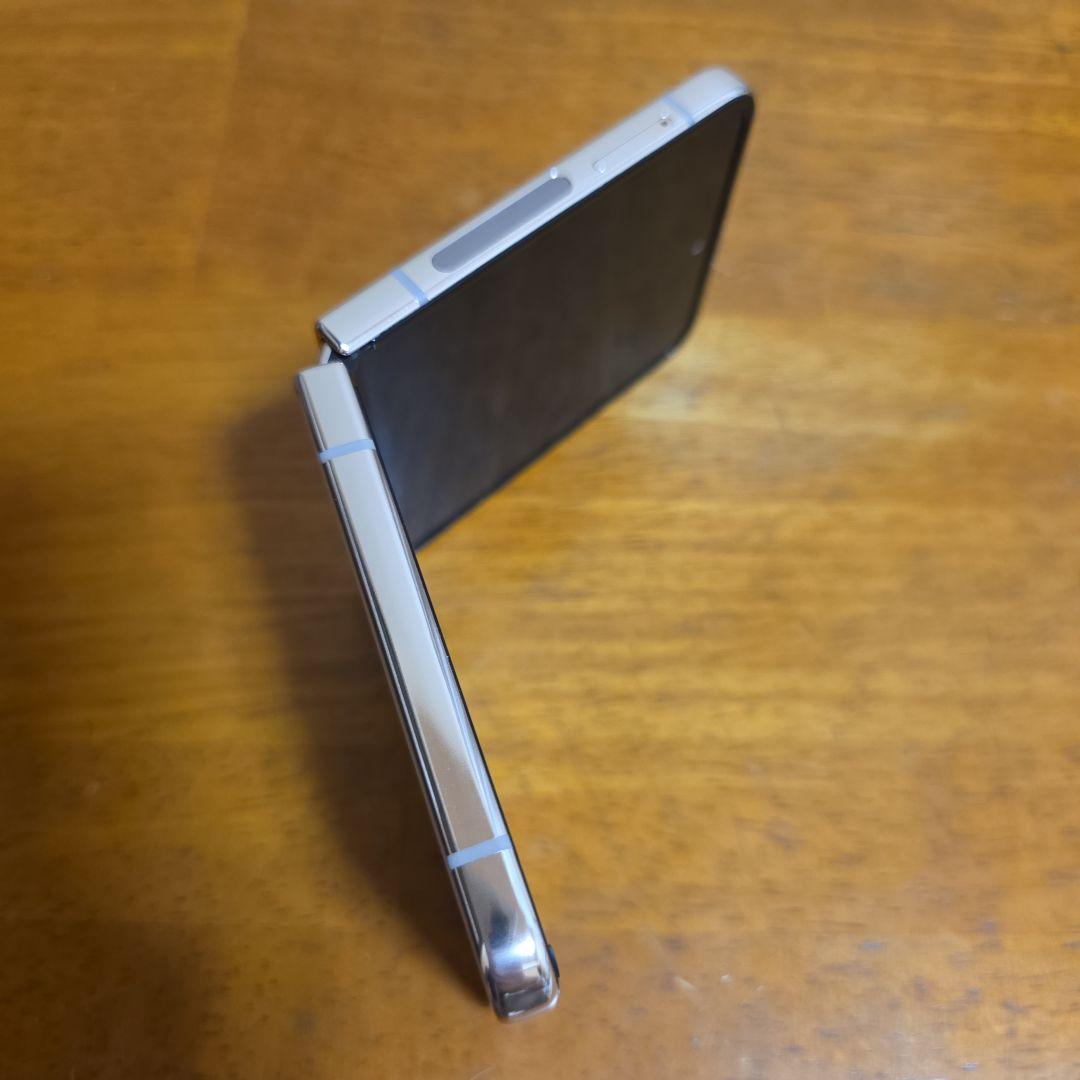 GALAXY ZFlip4 折りたたみ式スマートフォン ホワイト/ブラック