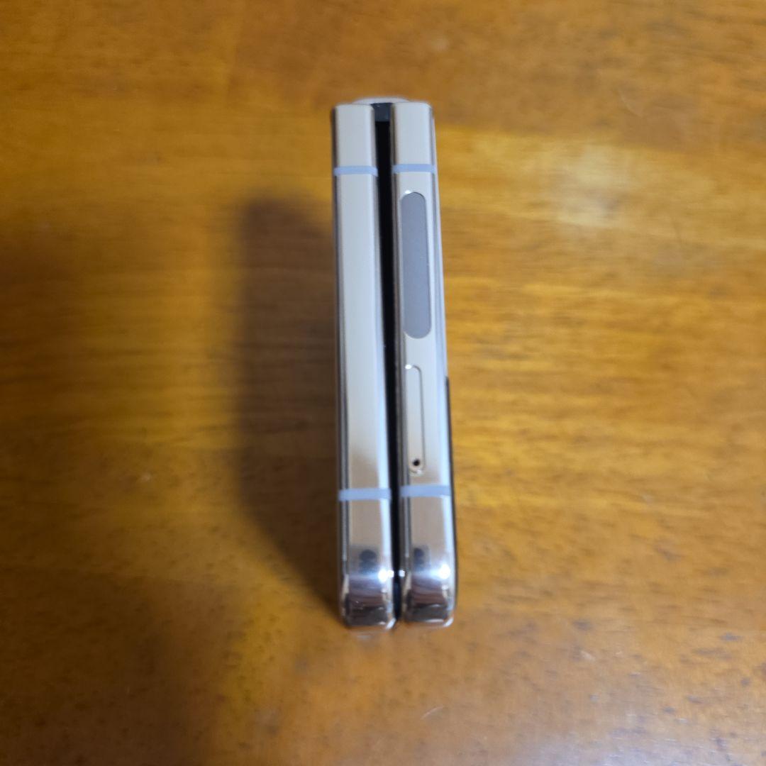 GALAXY ZFlip4 折りたたみ式スマートフォン ホワイト/ブラック