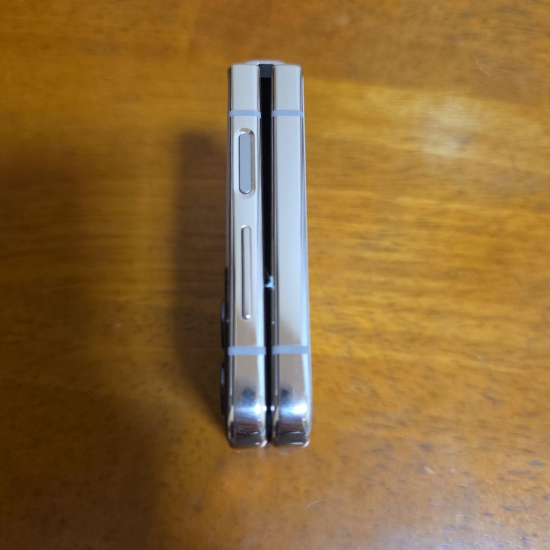 GALAXY ZFlip4 折りたたみ式スマートフォン ホワイト/ブラック