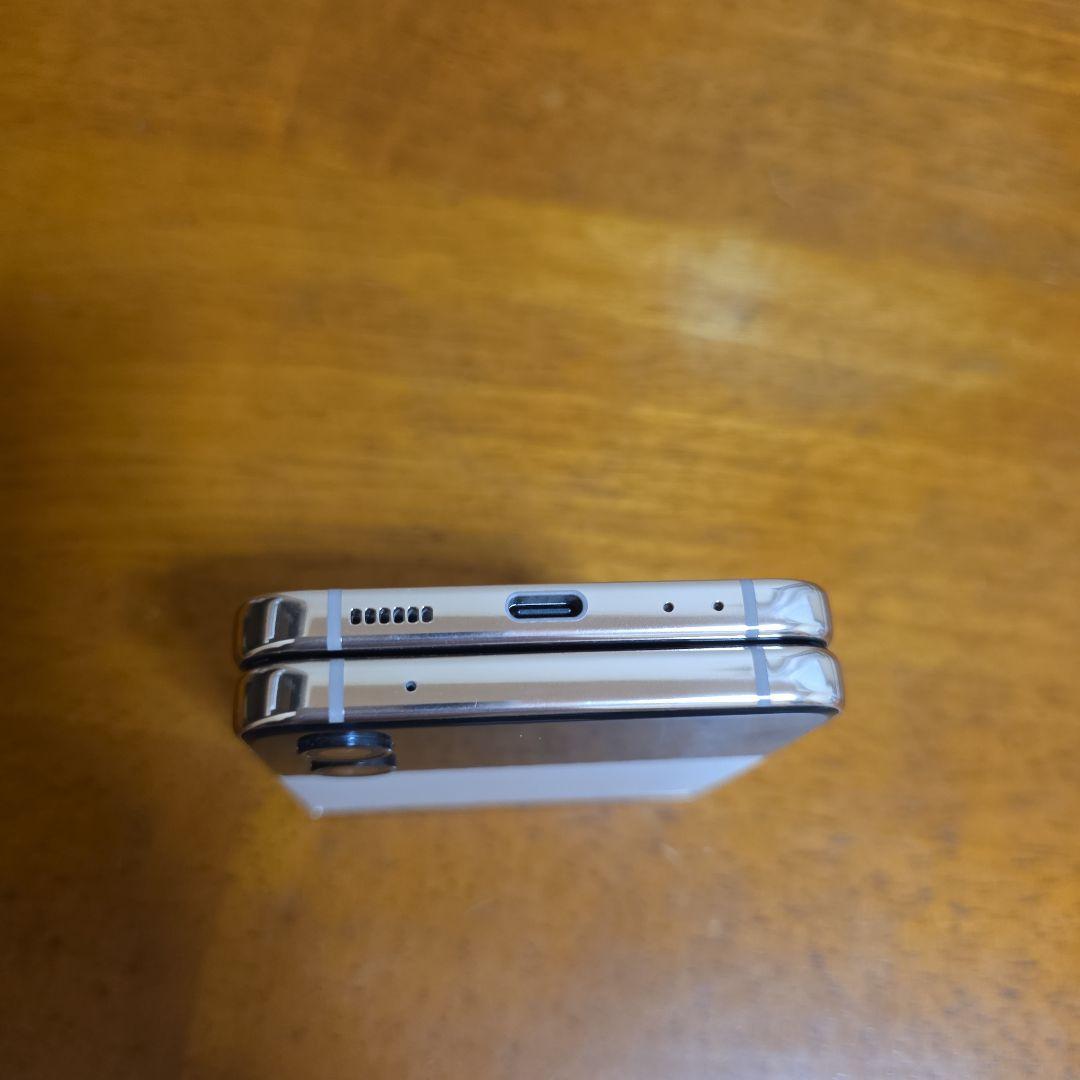 GALAXY ZFlip4 折りたたみ式スマートフォン ホワイト/ブラック