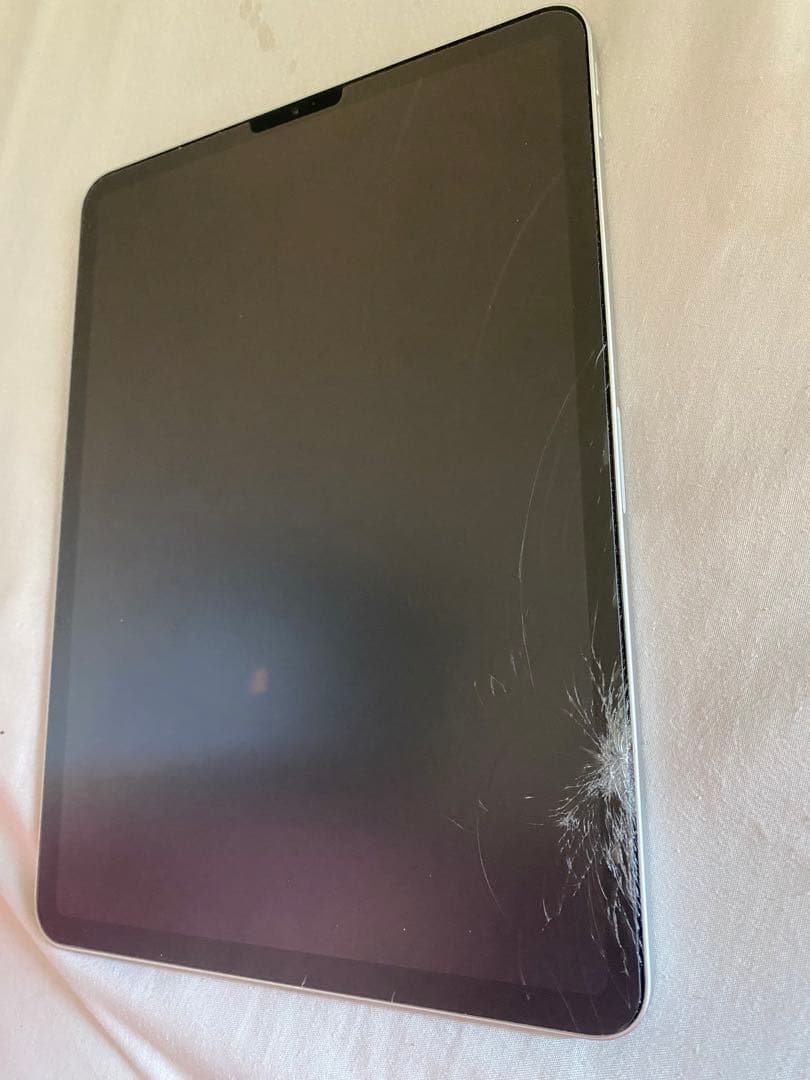 iPad Pro11 第二世代 Wi-Fiモデル　シルバー　 キーボードケース