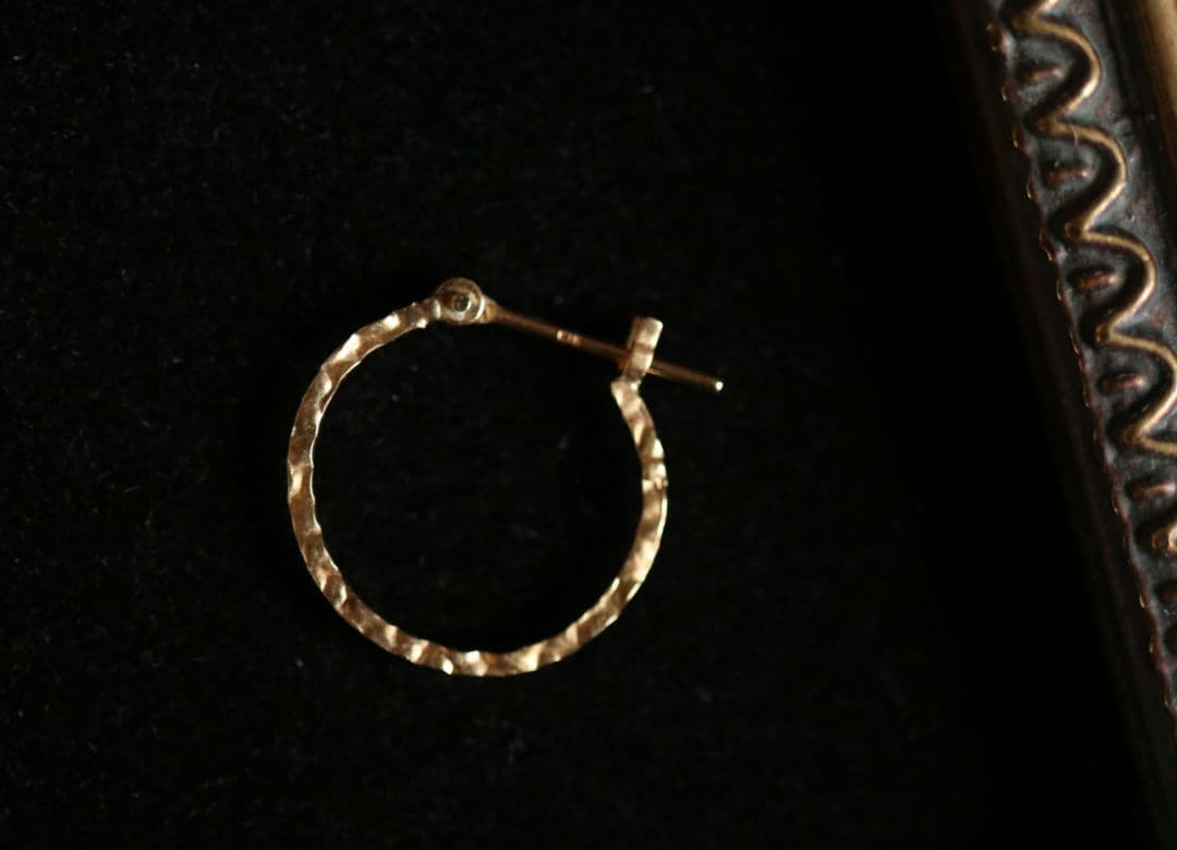 日曜限定割引 K18 イエローゴールド つや消し 槌目模様 フープピアス 片耳用