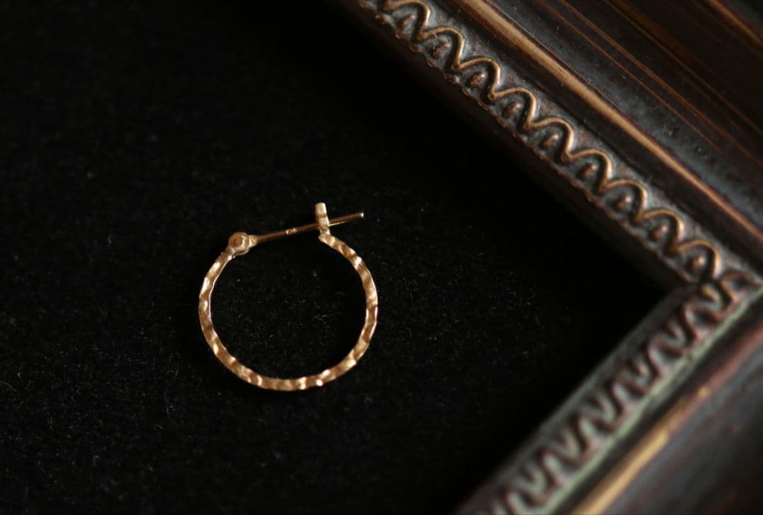 日曜限定割引 K18 イエローゴールド つや消し 槌目模様 フープピアス 片耳用