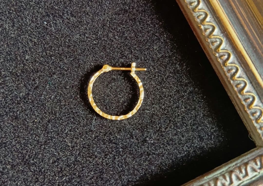 日曜限定割引 K18 イエローゴールド つや消し 槌目模様 フープピアス 片耳用