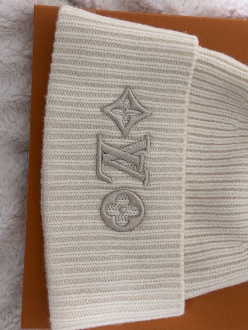 ルイヴィトン　ビーニー　ニット帽　ロゴ刺繍　アイボリー