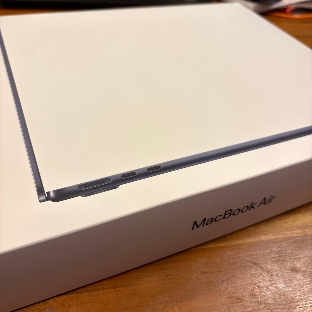 【超美品】MacBook Air 13″ M3/8GB/256GB ハブ付き