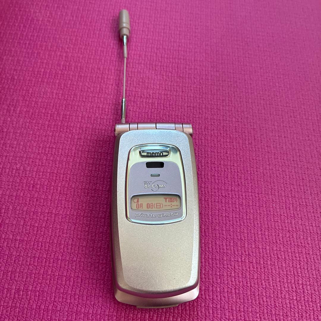 美品 レアドコモ docomo P211i ピンク　ガラケー 携帯、充電器セット