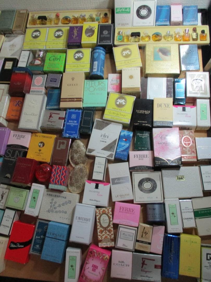 香水　ミニボトル　メルカリ史上最高個数ミニボトルセット　１１００個以上 ラスト