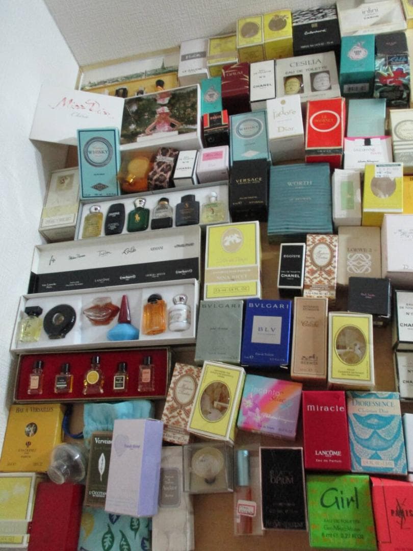 香水　ミニボトル　メルカリ史上最高個数ミニボトルセット　１１００個以上 ラスト
