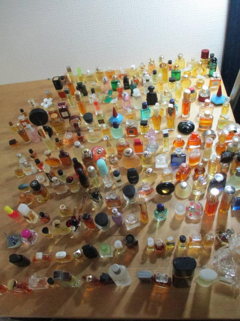 香水　ミニボトル　メルカリ史上最高個数ミニボトルセット　１１００個以上 ラスト