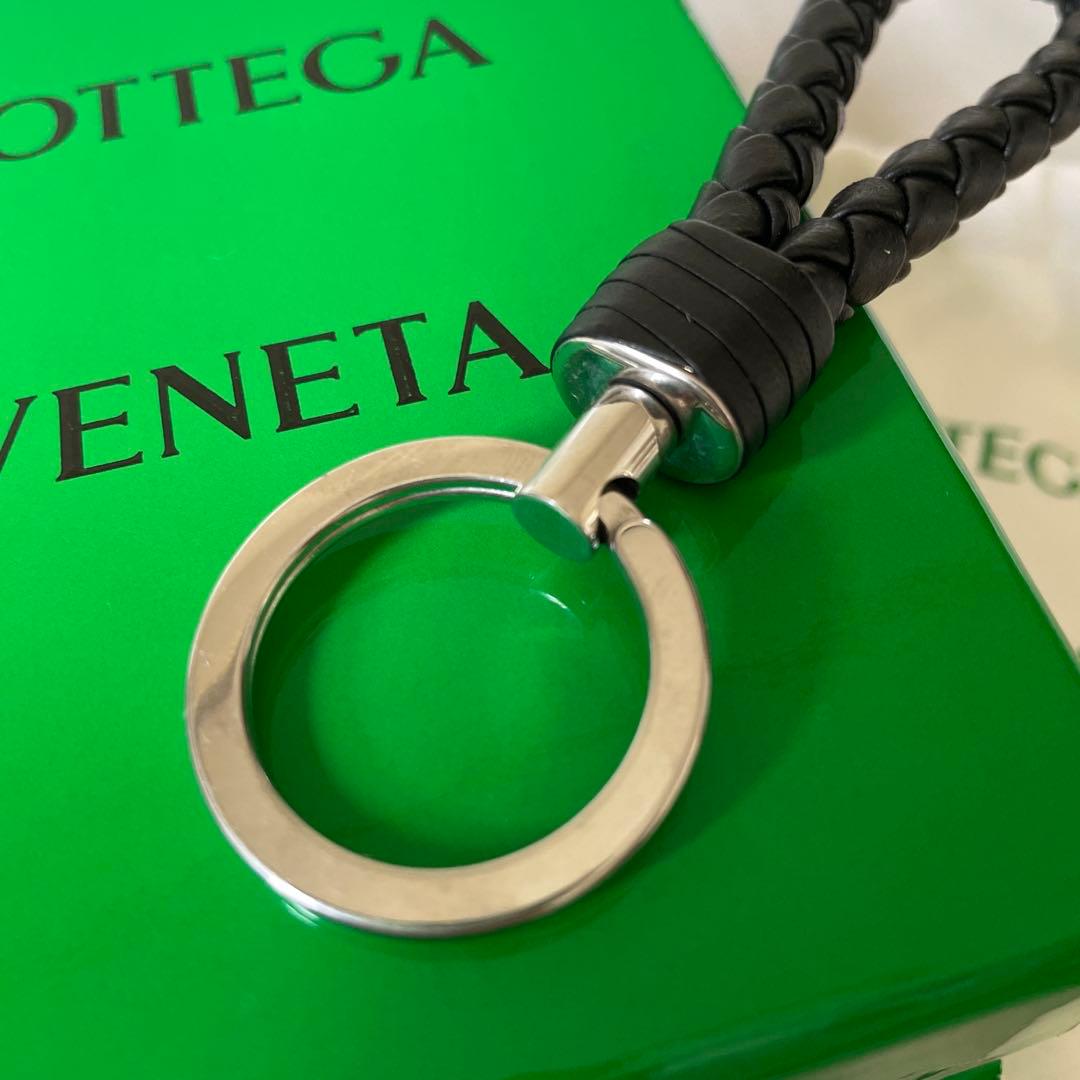 BOTTEGA VENETA 編み込みレザーキーホルダー