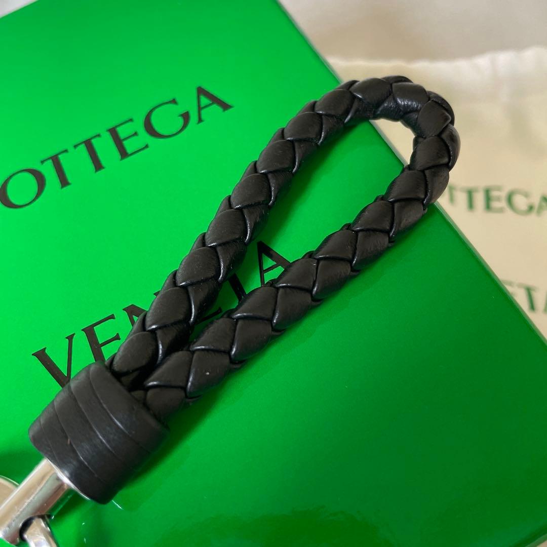 BOTTEGA VENETA 編み込みレザーキーホルダー
