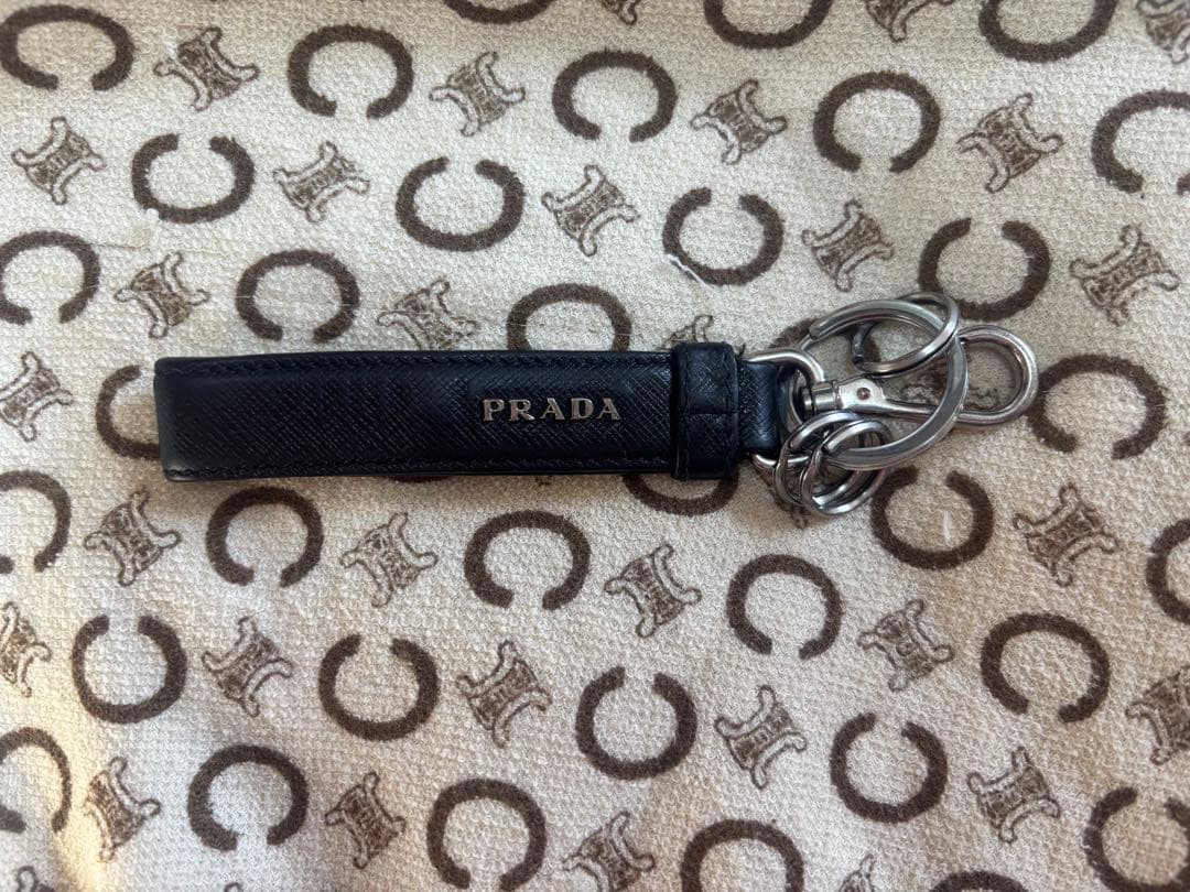 プラダPRADAキーホルダー　キーリング　三角ロゴプレート　サフィアーノレザー黒