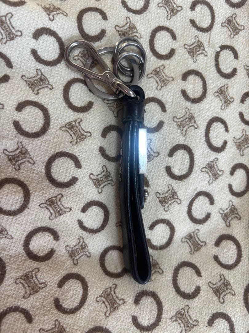 プラダPRADAキーホルダー　キーリング　三角ロゴプレート　サフィアーノレザー黒