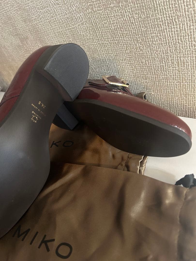 ケイ　新品未使用★卑弥呼（ヒミコ）エナメルバックル付きローファー24.5