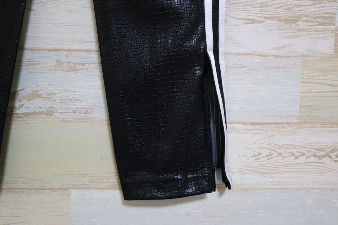 adidas プレミアム フェイクレザー SST リュクス トラックパンツ