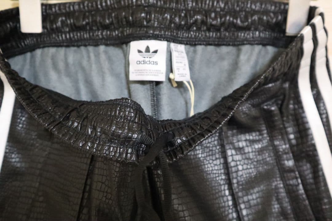 adidas プレミアム フェイクレザー SST リュクス トラックパンツ