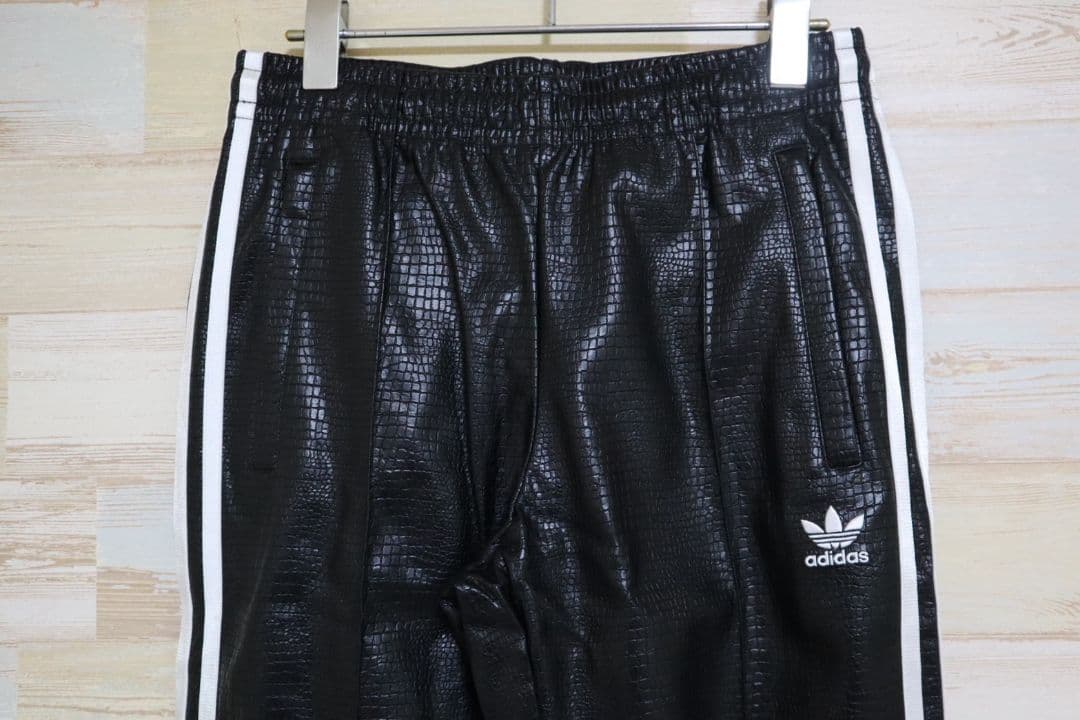 adidas プレミアム フェイクレザー SST リュクス トラックパンツ