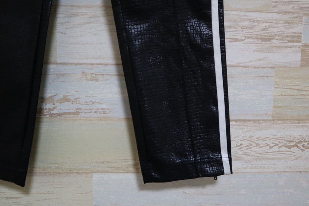 adidas プレミアム フェイクレザー SST リュクス トラックパンツ