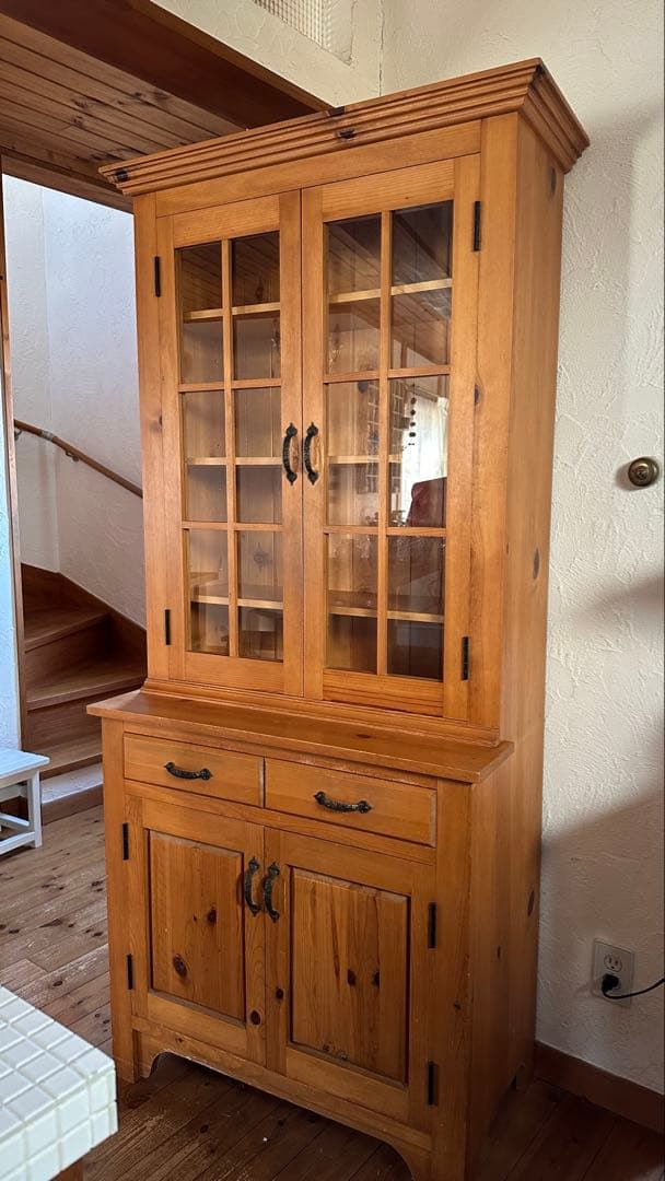 2/10まで。早く売りたいのでお値引きしてます！木製食器棚 ガラス扉付き