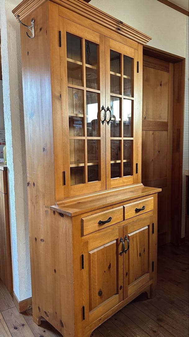 2/10まで。早く売りたいのでお値引きしてます！木製食器棚 ガラス扉付き