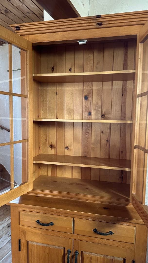 2/10まで。早く売りたいのでお値引きしてます！木製食器棚 ガラス扉付き