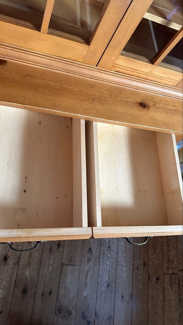 2/10まで。早く売りたいのでお値引きしてます！木製食器棚 ガラス扉付き