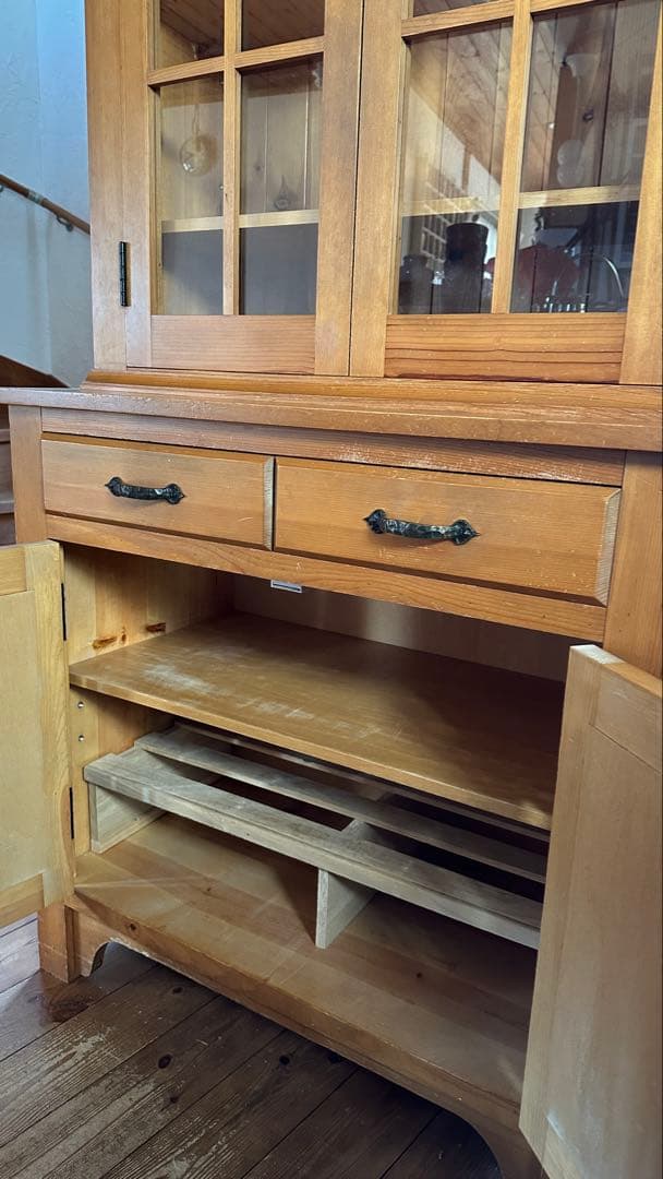 2/10まで。早く売りたいのでお値引きしてます！木製食器棚 ガラス扉付き