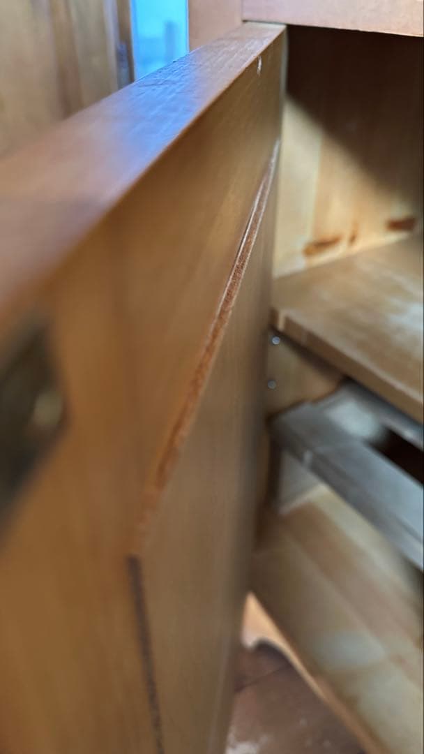 2/10まで。早く売りたいのでお値引きしてます！木製食器棚 ガラス扉付き