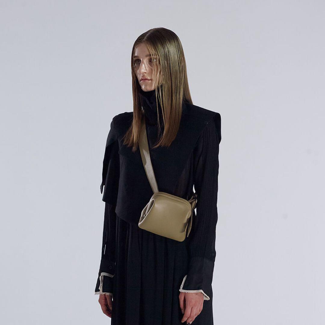 【美品】OSOIアイボリー レザー ボディバッグ