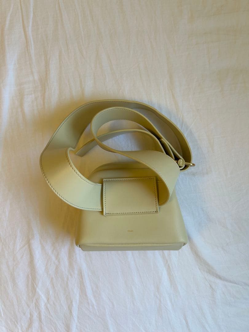 【美品】OSOIアイボリー レザー ボディバッグ