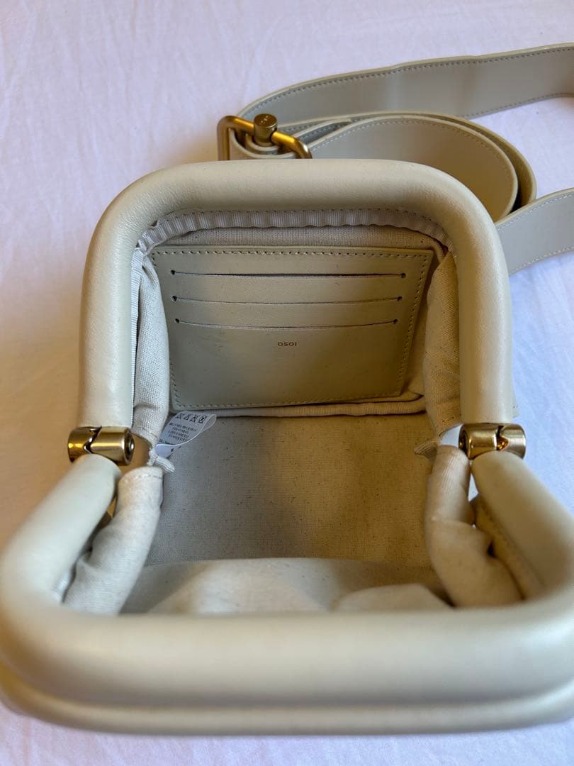【美品】OSOIアイボリー レザー ボディバッグ