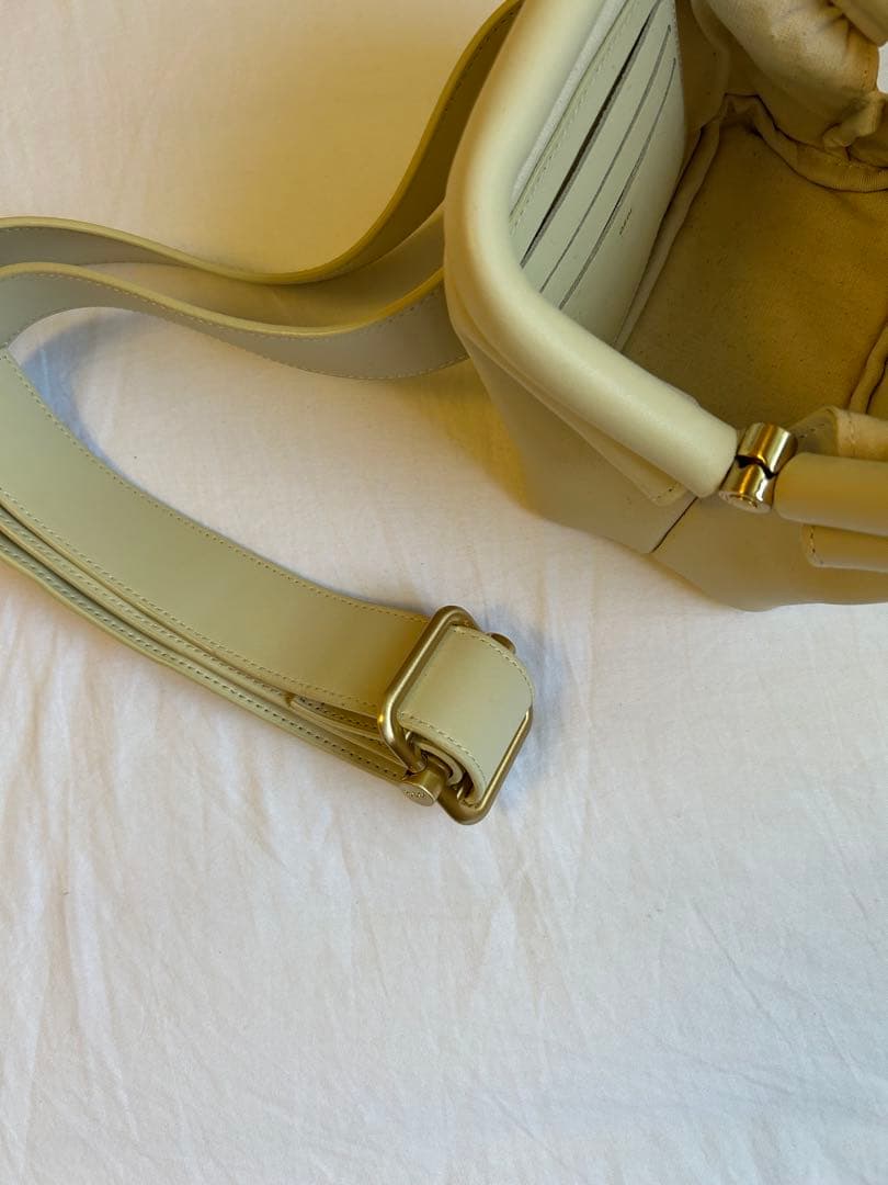 【美品】OSOIアイボリー レザー ボディバッグ