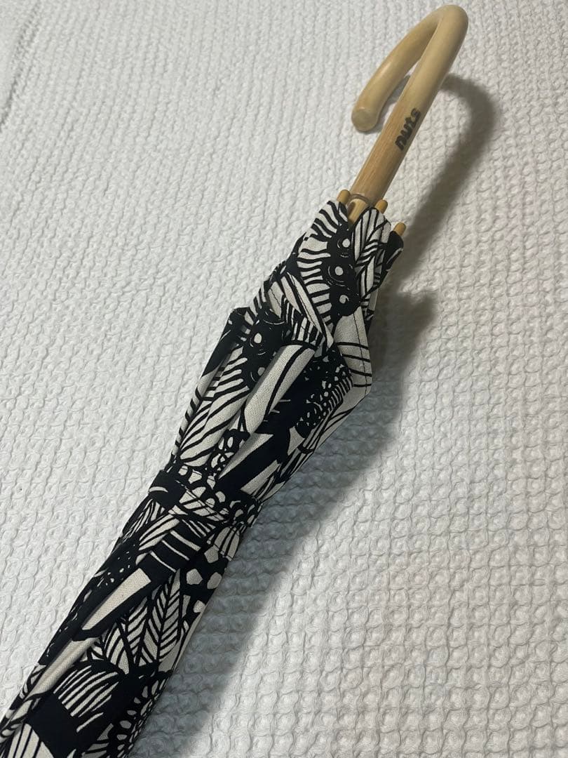 【美品】nuts花柄日傘 ブラック・ホワイト