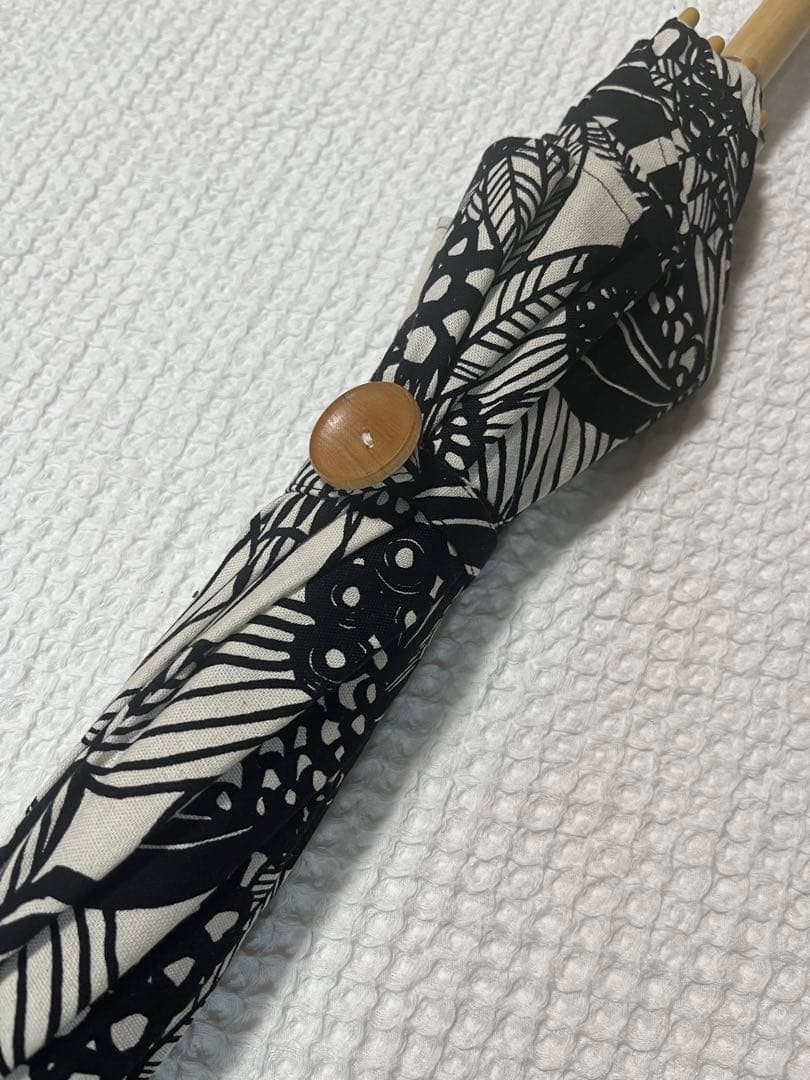【美品】nuts花柄日傘 ブラック・ホワイト