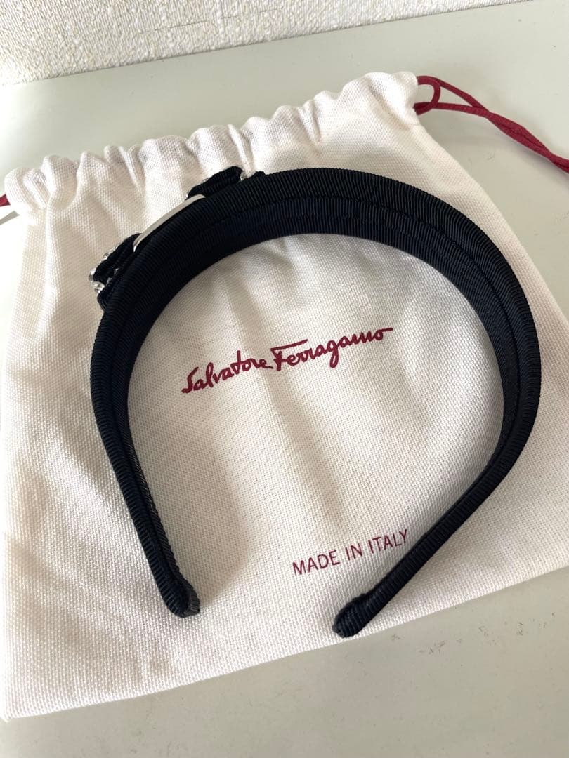 フェラガモ　ビジューカチューシャ