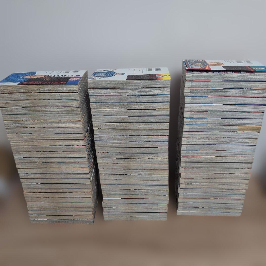 キングダム　漫画　1巻〜74巻セットと英傑列紀・ステッカーのおまけ付き