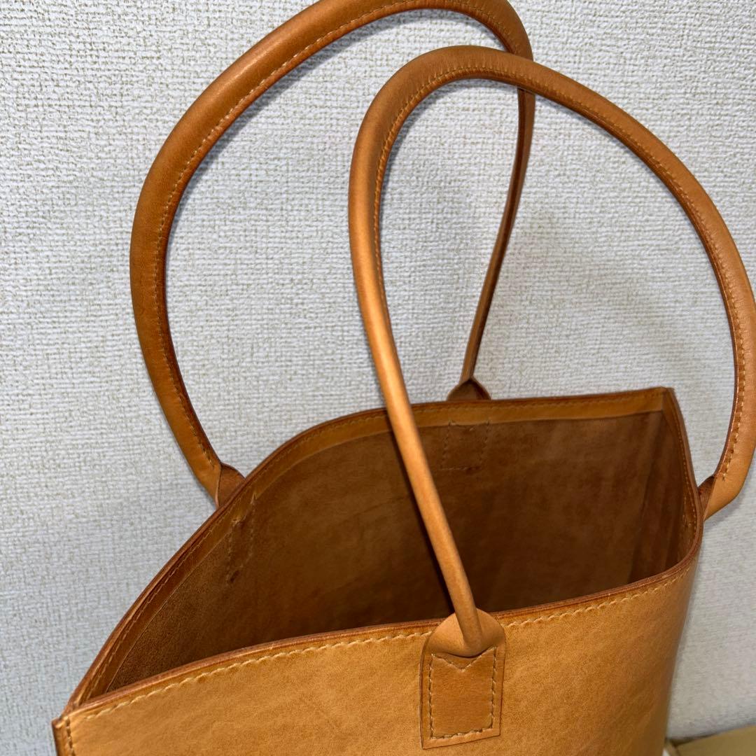 しっかりめの硬さ　素仕上げベジタブルタンニン鞣し革のトートバッグ　エイジング